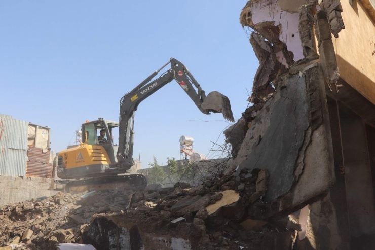 Siirt’te 132 Metruk Bina Yıkıldı