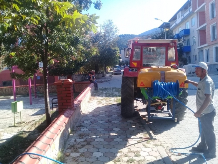 Simav’da Park Ve Bahçeler İlaçlanıyor
