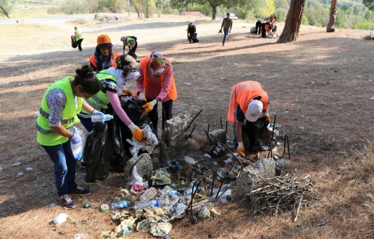 Uşak Belediyesi’nin Doğa Temizliği Devam Ediyor