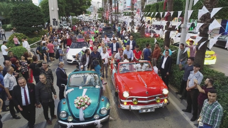 Ünlü İsimler ‘Sevgi Korteji’ İle Halkla Buluştu