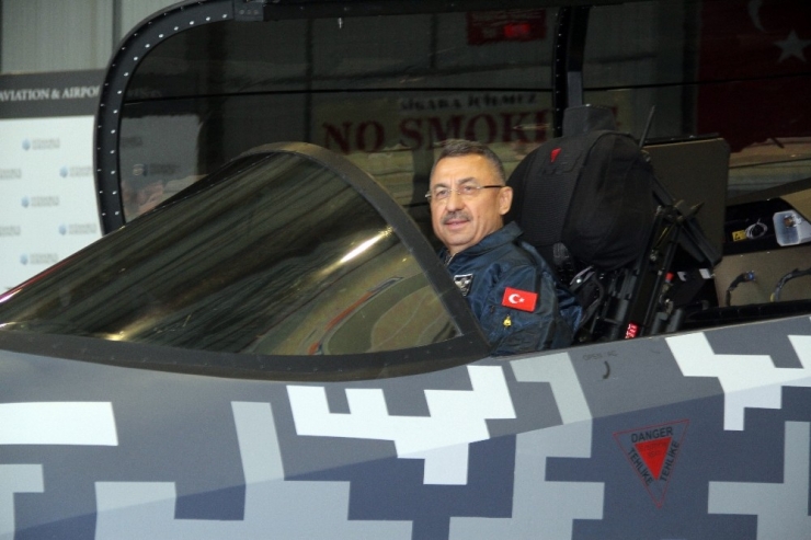 Cumhurbaşkanı Yardımcısı Oktay, Hürjet’in Kokpitine Geçti