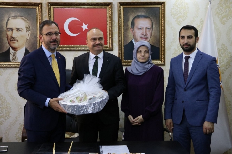 Bakan Kasapoğlu’ndan Sporculara Mesir Macunu Tavsiyesi