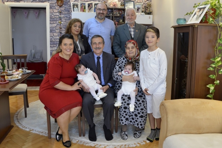 Ataç İkiz Bebeklerin Mutluluğunu Paylaştı