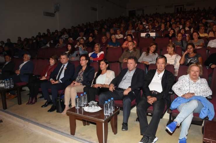 Altan Erkekli, Edremit’te Tuncel Kurtiz Anısına Sahneye Çıktı