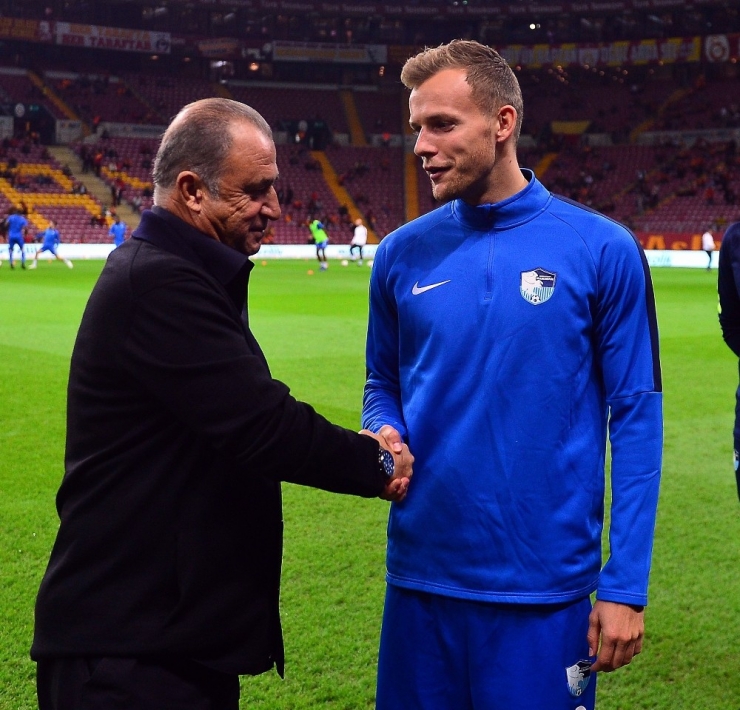 Galatasaray’dan Bb Erzurumspor’lu Futbolcu Lennart Thy’e Plaket