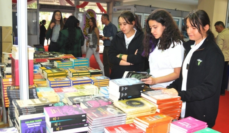 Manisa Kitap Fuarı’nı Öğrenciler Açtı
