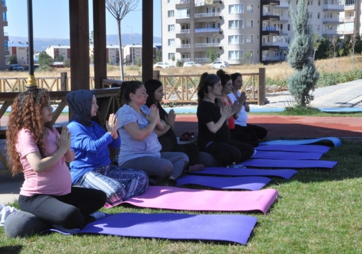 Tunceli’de Anne Adayları Doğada, Yoga İle Doğuma Hazırlanıyor
