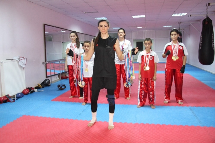 42 Madalyalı ’Kick Boks’ Kardeşliği