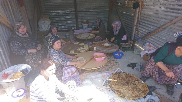 Komşulardan İmece Usulü İle Gözleme