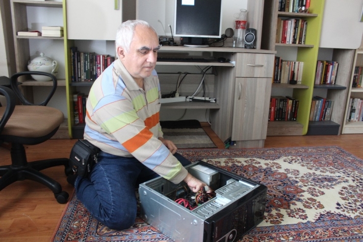 Görme Engeline Yenilmeden Elleriyle Bilgisayar Tamir Ediyor