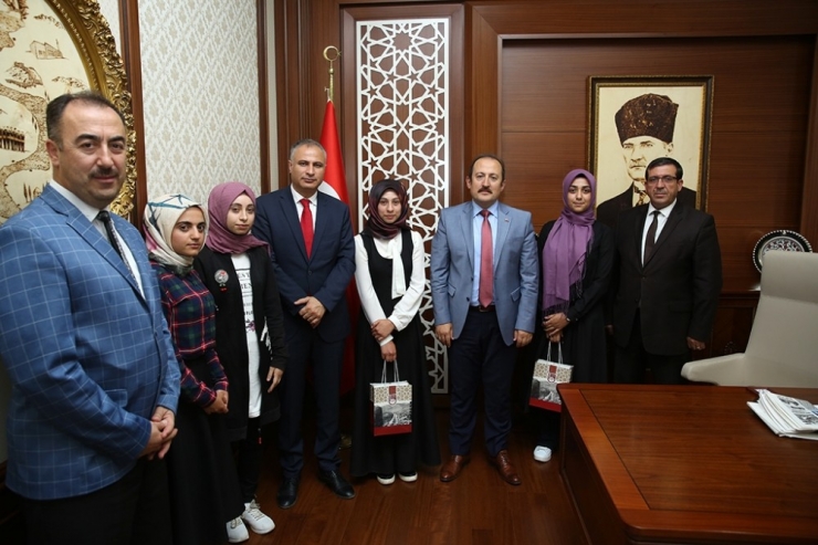 Vali Pehlivan Başarılı Öğrencilere Tablet Bilgisayar Hediye Etti