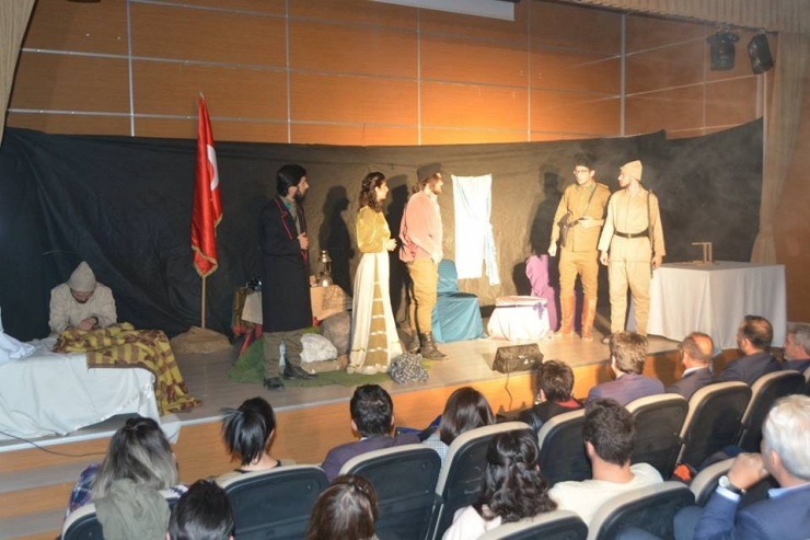 Ardahan’da ‘Ateşten Gömlek’ Adlı Tiyatro Oyunu Sergilendi