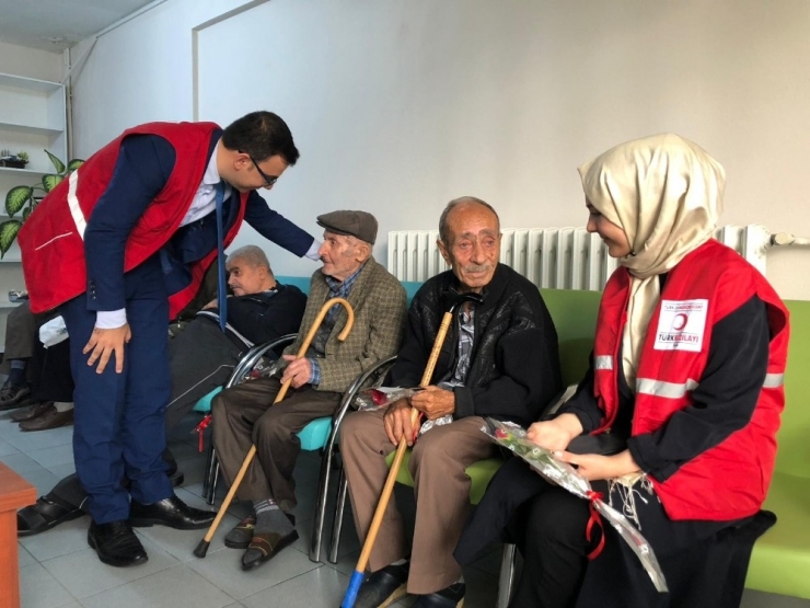 Genç Kızılay’dan Yaşlılara Ve Öğrencilere Ziyaret
