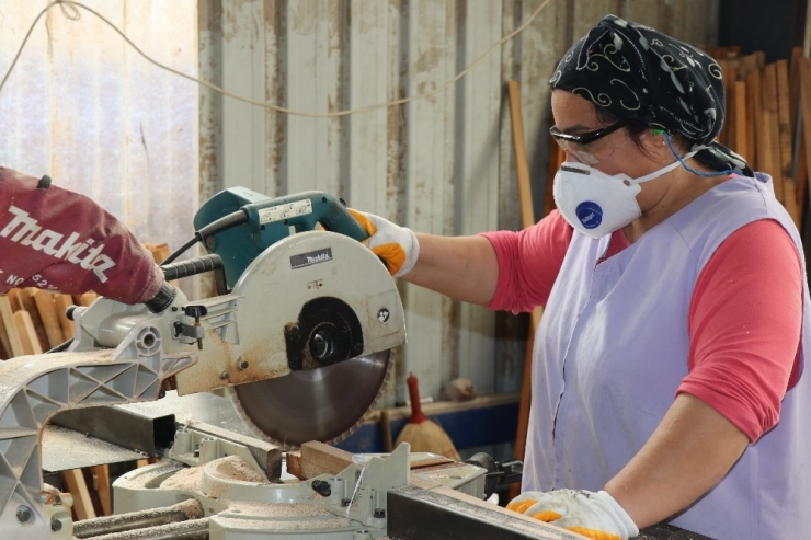 Kereste Üretimine Kadın Eli Değdi