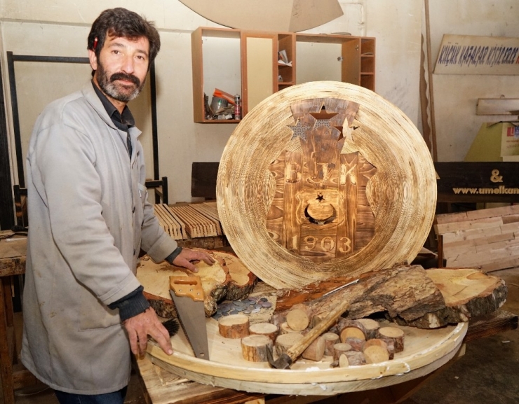 Ahşap Fuarında Demet Akalın’a Ahşaptan Beşiktaş Arması Hediye Edilecek