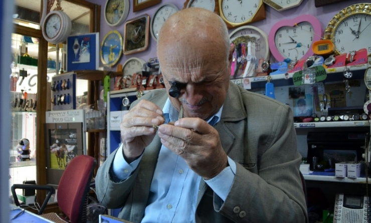 84 Yaşındaki Saatçi Ustası Yıllara Meydan Okuyor