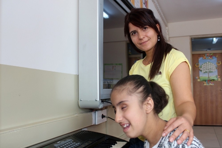 Otizmli Ve Görme Engelli İlayda’nın Müzik Tutkusu