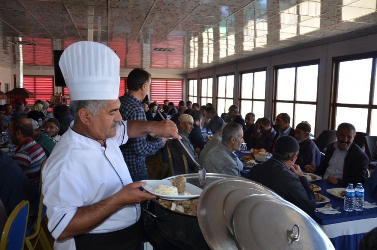 Çat Belediye Başkanı Kılıç, Personeli İle Yemekte Bir Araya Geldi