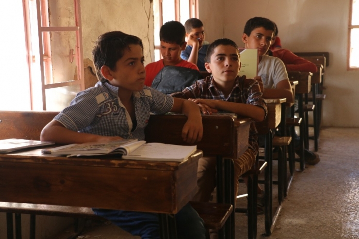Halep’te Harabeye Dönen Okulda Eğitim Devam Ediyor