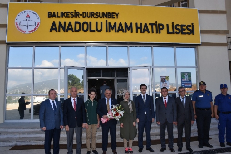 Vali Yazıcı Dursunbey’de Kitap Okuma Etkinliğine Katıldı