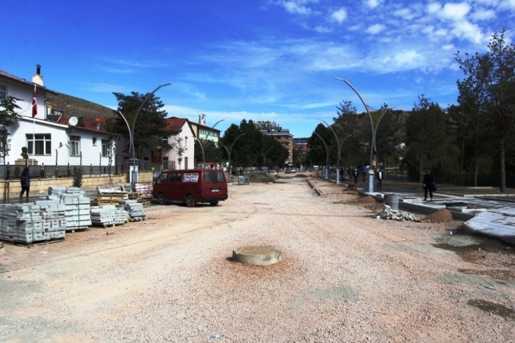 Cumhuriyet Caddesi Hızla Şekilleniyor