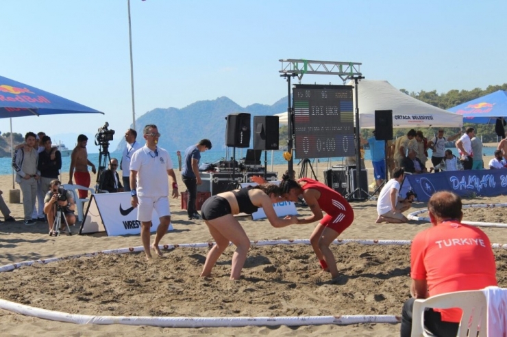 Kepez Plaj Güreşinde Türkiye’yi Temsil Edecek