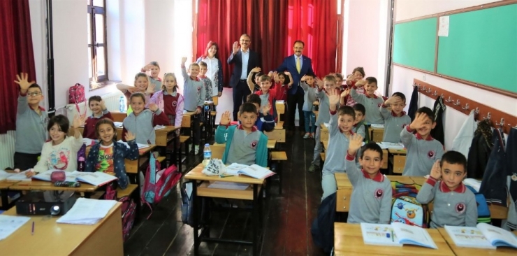 Uşak Belediyesi Öğrencilere Meyve İkram Etti