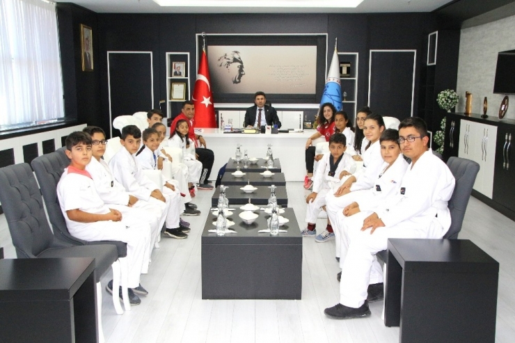 Tekvandocular Rektör Karacoşkun’u Ziyaret Etti