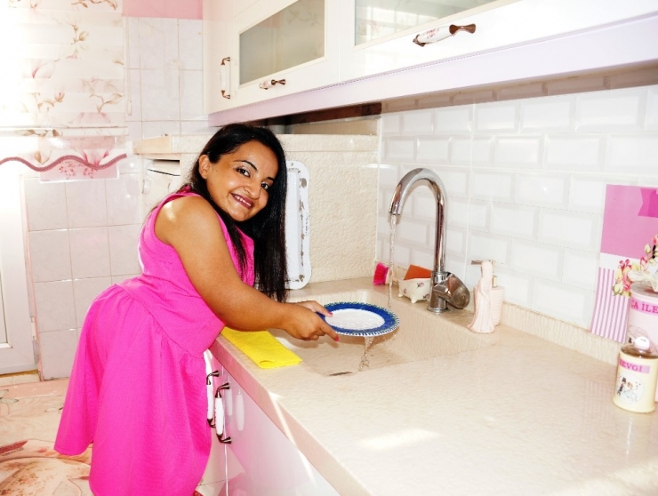 97 Santimlik Boyuyla “Engelim, Anne Olmama Engel Değil” Dedi, 85’lik Mutfağa Takıldı