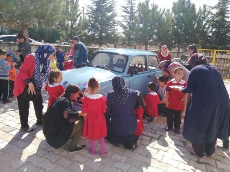 Anasınıfı Öğrencileri Geri Dönüşüme Dikkat Çekmek İçin Parmaklarıyla Araç Boyadılar