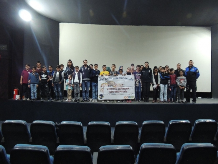 Kars’ta, Polis Çocukları Sinemaya Götürdü