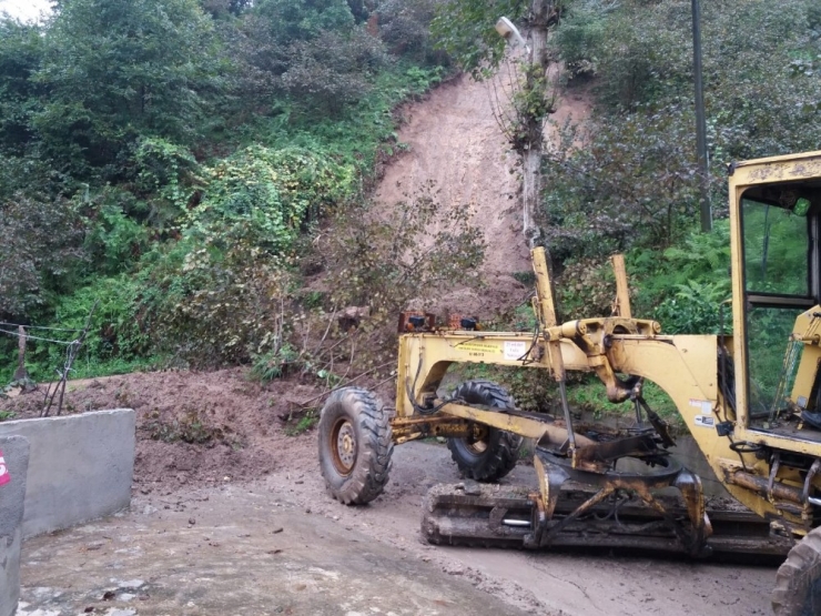 Trabzon’da Heyelan Kaldırma Ve Temizlik Çalışmalarına Devam Ediliyor