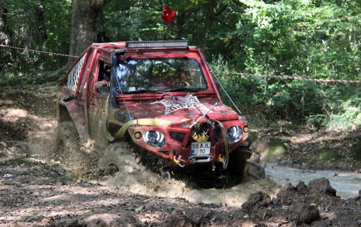 Off-roadçıların Çamurla Mücadelesi Nefesleri Kesti