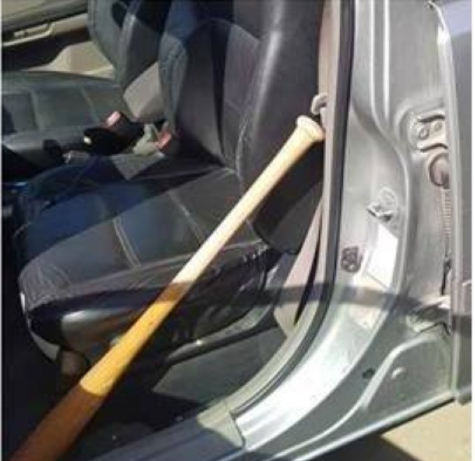 Kktc’li Vekilden Beyzbol Sopasıyla Şiddete Karşı Protesto