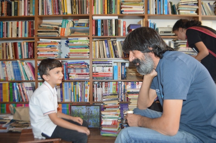 Mardin’in Tek Sahafı Yoğun İlgi Görüyor