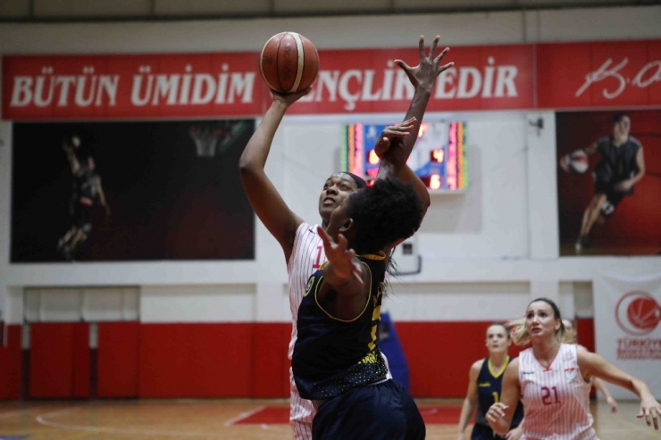 Bayraklı’nın Kızları Mardin Büyükşehir Belediyesi’ni Yendi