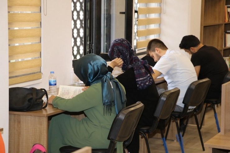 Karaköprü’de Gençler Sınavlara Hazırlanıyor