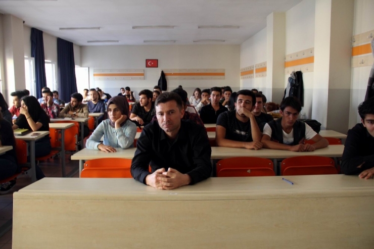 Sabahları Memur Akşamları İse Üniversite Öğrencisi