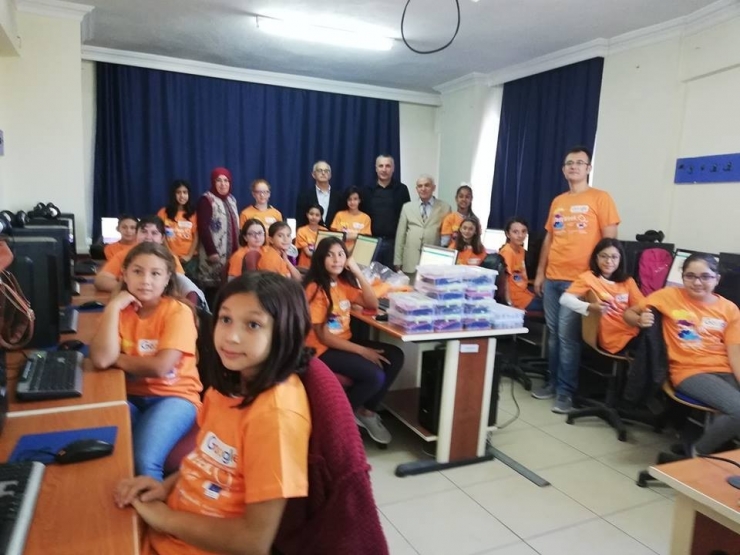 Burhaniye’de Kız Öğrenciler Kodlamayı Öğrendi