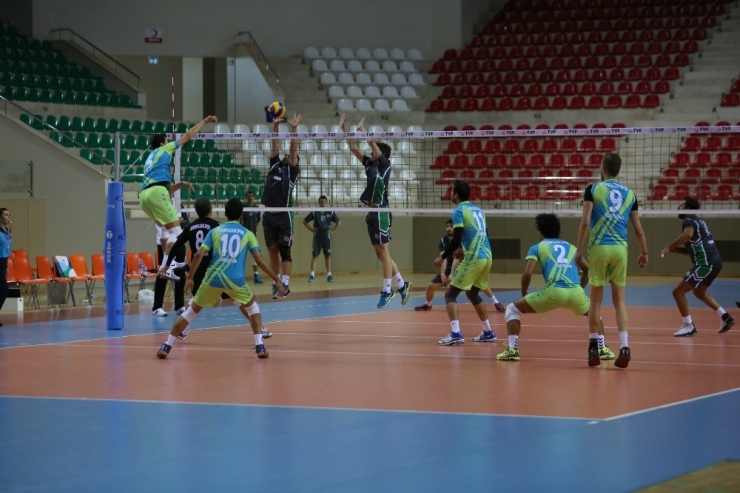 Voleybolcuların Kazım Kurt’a Hediyesi Galibiyet Oldu