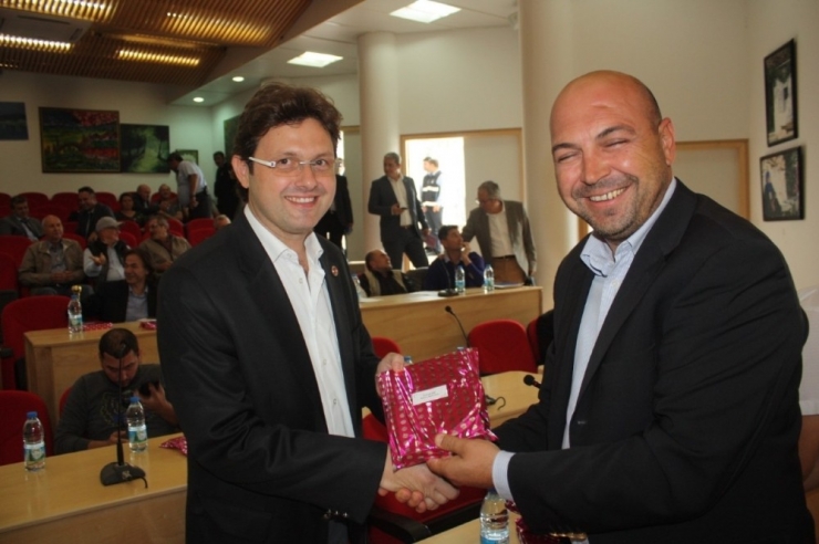 Meclis Üyelerine Kitap Hediye Edildi