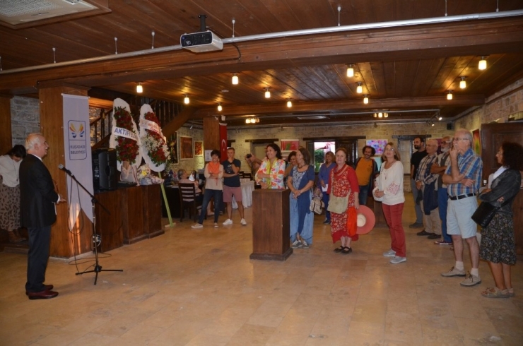 Kuşadası’nda Renk Teorisi Temalı Sergi Açıldı