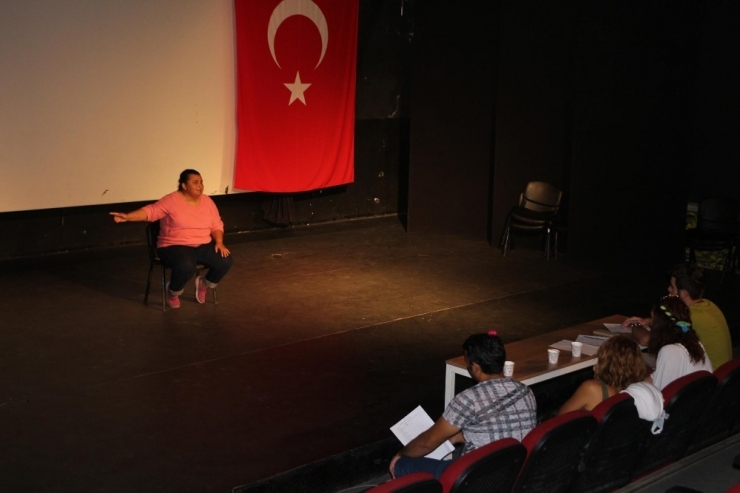 Kuşadası Belediyesi Kadın Ve Yetişkin Tiyatrosu Seçmeleri Tamamlandı