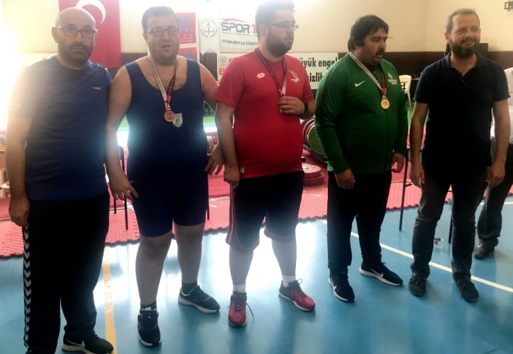 Nilüfer Belediyesi Gesk Halterde 4 Madalya Aldı