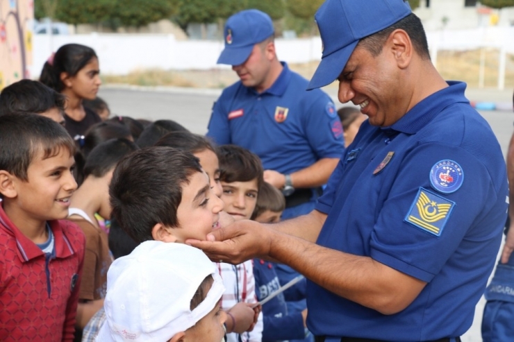 Jandarma İle Çocuklar Daha Güvende
