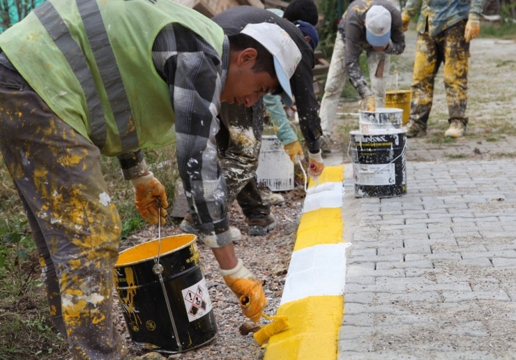 Başiskele’de Kaldırım Bordürleri Boyanıyor