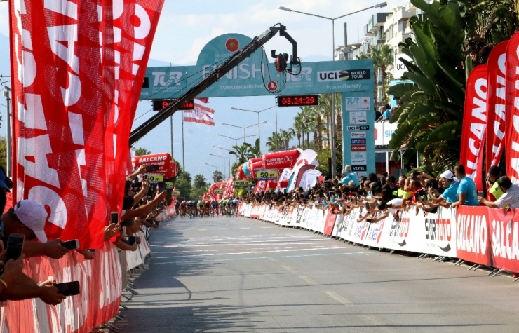 54. Cumhurbaşkanlığı Türkiye Bisiklet Turu’nun Alanya-antalya Etap Birincisi Sam Bennett Oldu