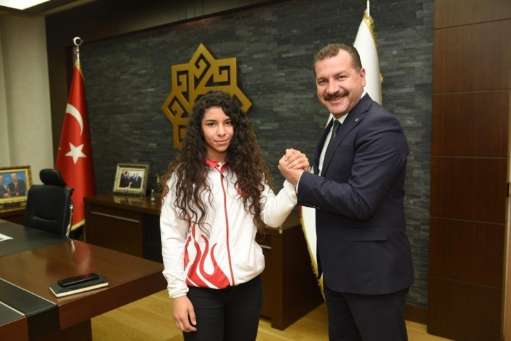 Karesisporlu Sporcular Şampiyona Yolcusu