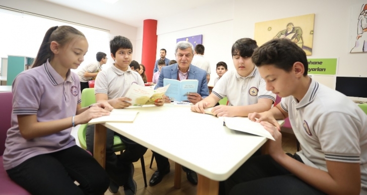 Başkan Karaosmanoğlu, Öğrencilerle Kitap Okudu