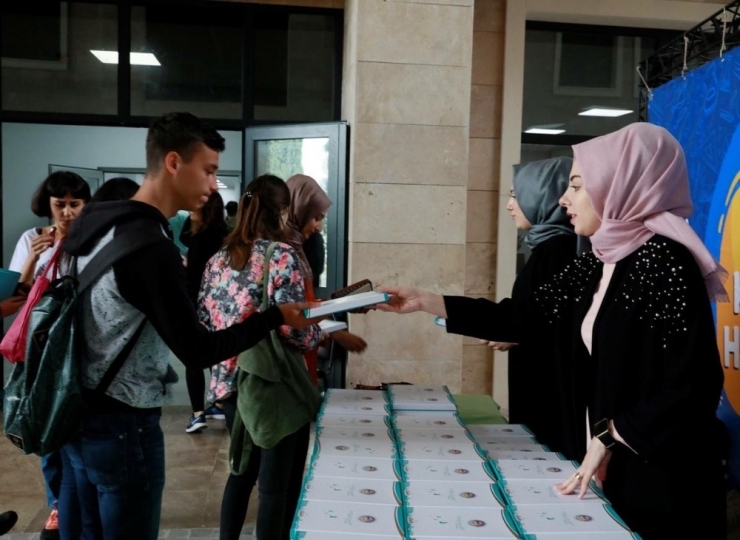 Körfez Kampüsü’nde Eğitim Gören Öğrencilere Broşür Dağıtıldı